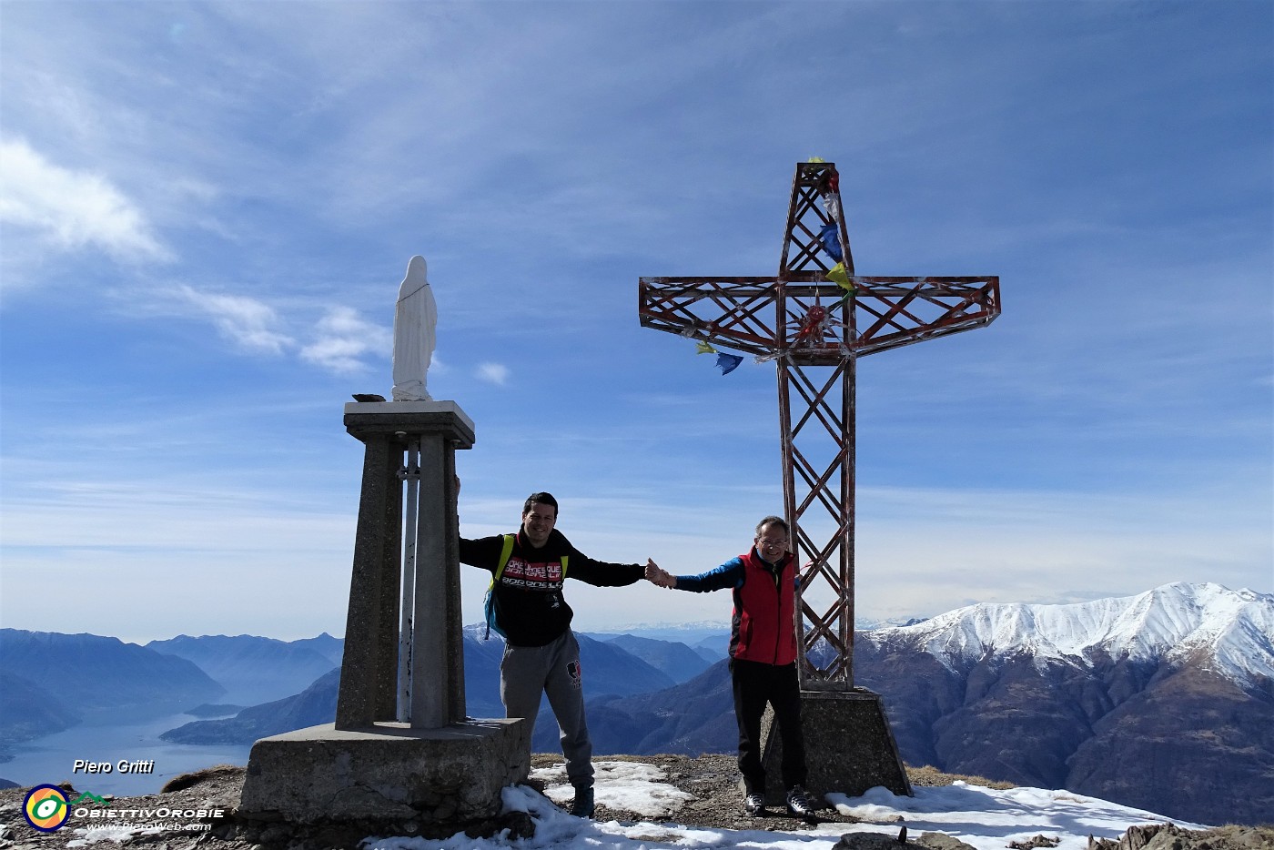 03 In vetta al Legnoncino (1711 m) con vista sul Lago di Como e il Bregagno (a dx) .JPG